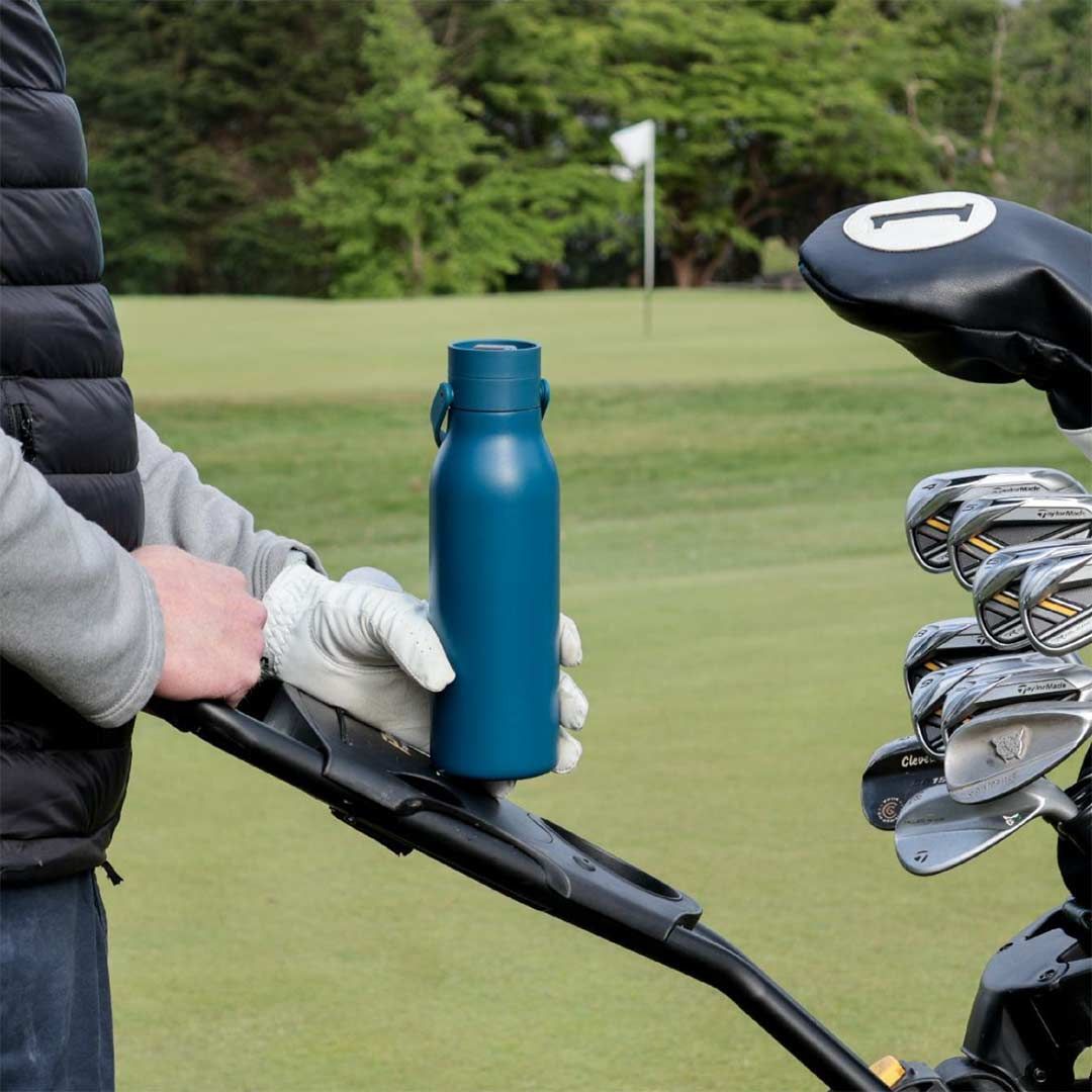 Man with a Circular and Co bottle on the golf course.