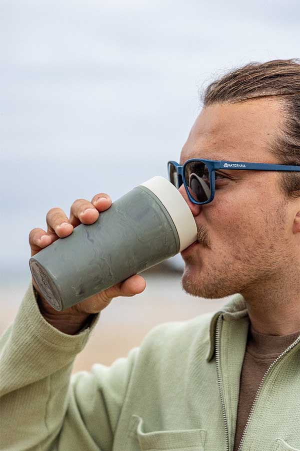 Reusable coffee cup for cold weather